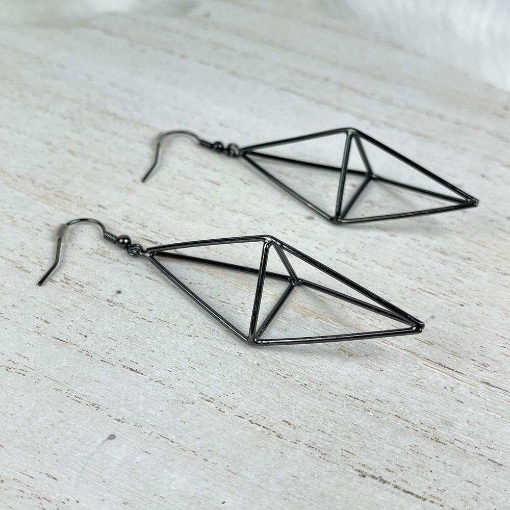 🚫SOLD🚫 Dark Silver Gunmetal Geometric Earrings Pyramid Diamond Tetrahedron Shape